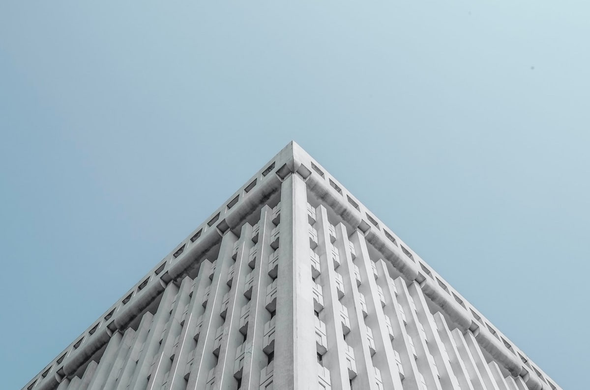 累了歇一会！詹姆斯自带气囊坐垫 场边坐着踩球喝水